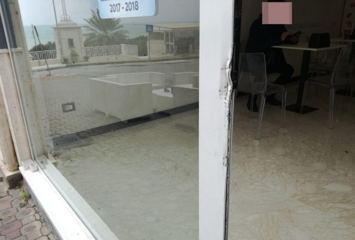 Tentato furto al bar "Gb Terrazza", i ladri usano un piede di porco - L'ingresso del bar "Terrrazza Gb" danneggiato da ignoti stanotte