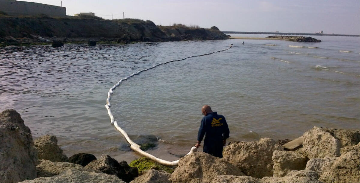 I sacchi in spiaggia dopo lo sversamento di idrocarburi, pagata l'oblazione: chiuso il giudizio - 