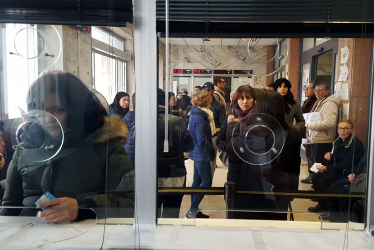 Sportello Cup senza addetti in via Butera, utenti dirottati in ospedale - Folla di utenti davanti gli sportelli Cup dell'ospedale