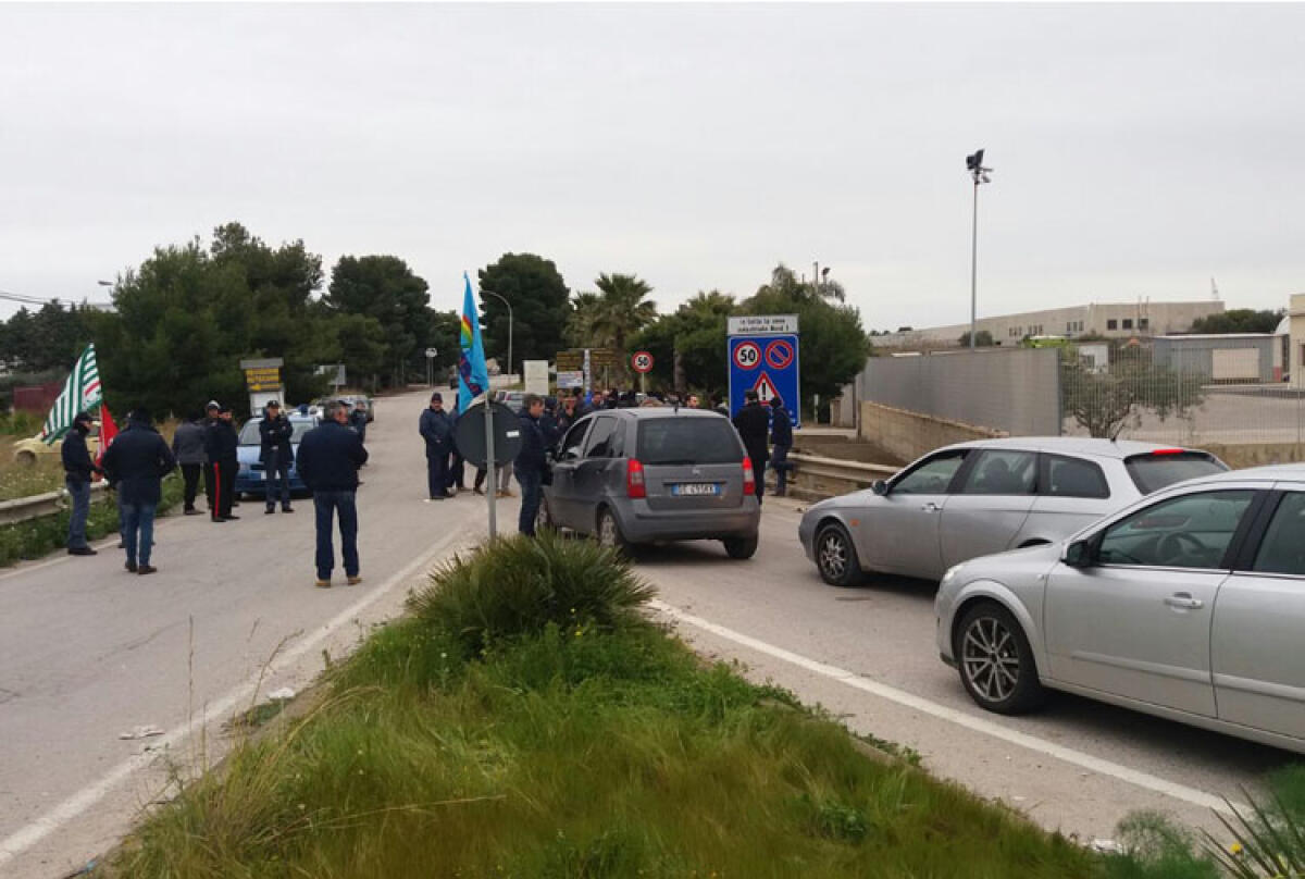 Operai contro operai, i licenziati della Turco bloccano anche la zona industriale - I lavoratori della Turco hanno bloccato l'area industriale