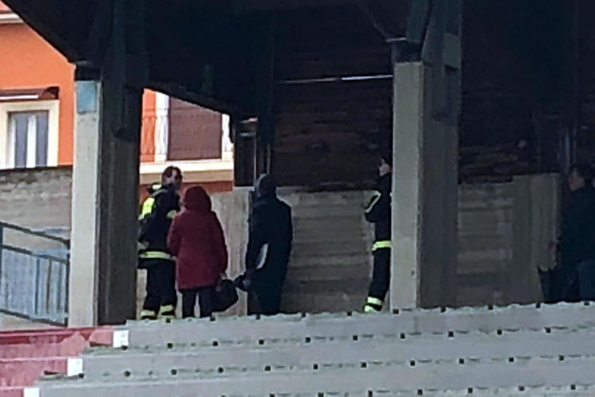 Stadio agibile... in parte, Gela-Palmese al Presti solo con curva e gradinata - i vigili del fuoco durante l'ispezione alla tribuna del Presti