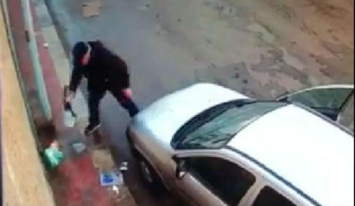 I rifiuti abbandonati a ridosso delle abitazioni, le immagini di via Ermocrate - 