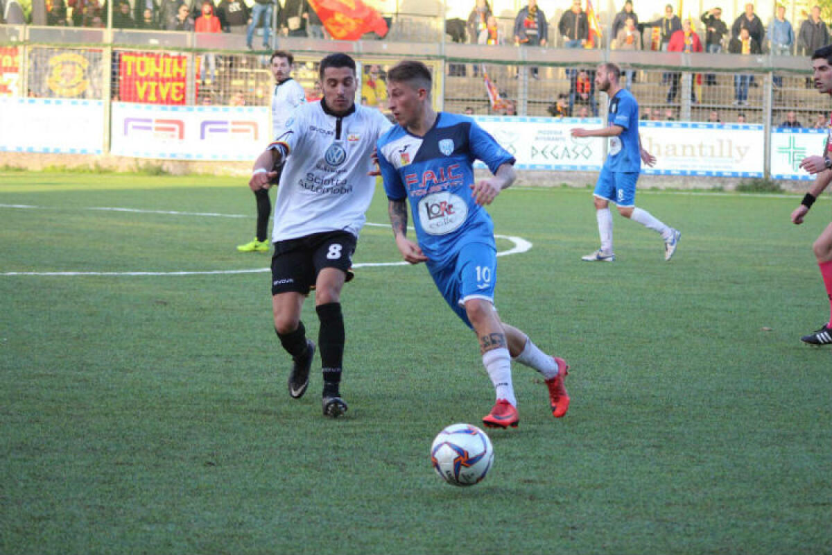 Il Gela contro l'Igea Virtus, nuovo derby per i biancazzurri: Gallon dal primo minuto - Nella foto l'attaccante del Gela Calcio Tommaso Bonanno 