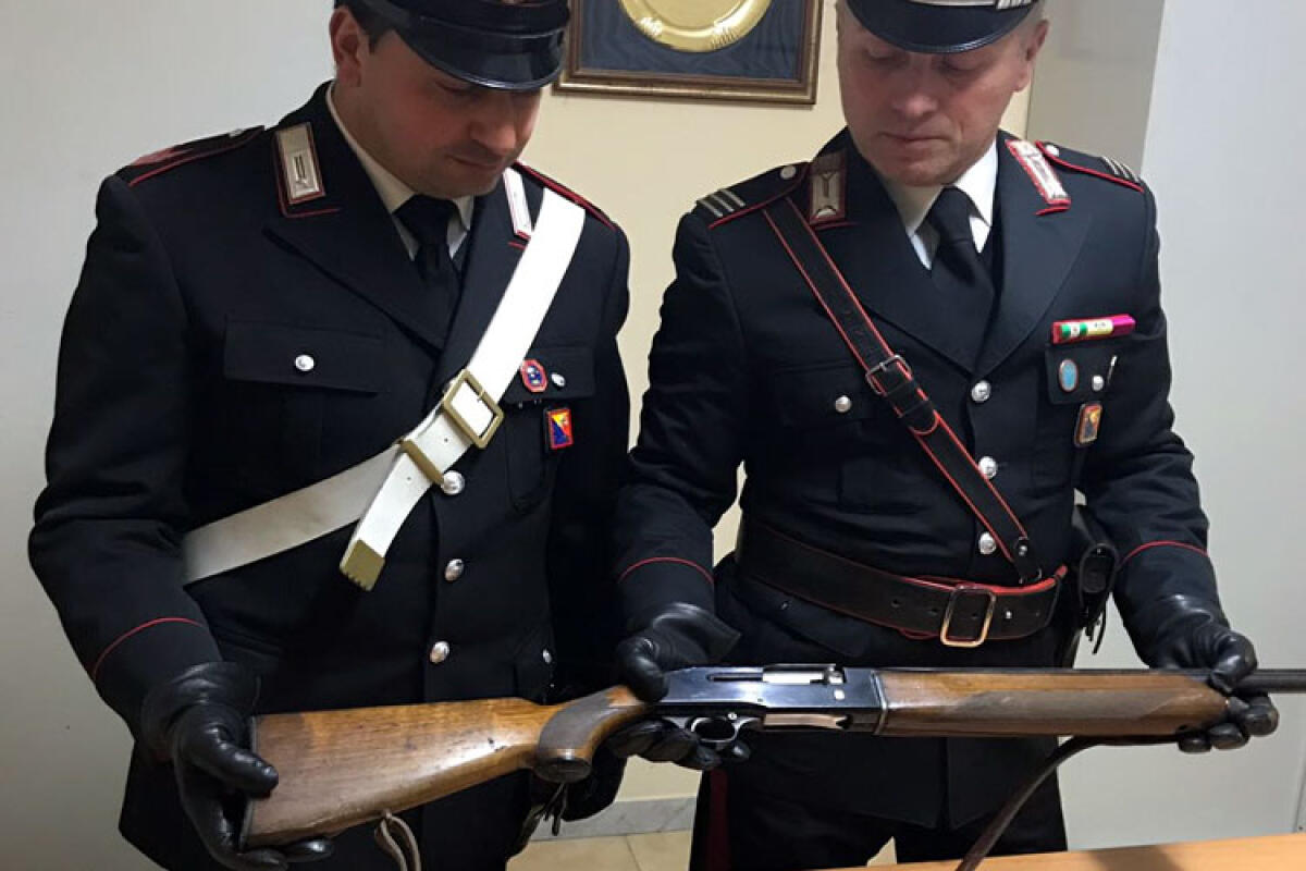 Fucile calibro 12 nascosto in un ovile, arrestato un pastore - Il fucile sequestrato dai carabinieri in un ovile