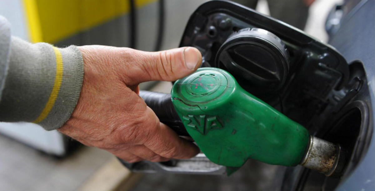 Le carte carburante dell'azienda per rifornire le loro auto, quattro a processo - 