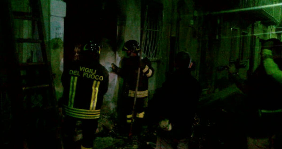 Fiamme in un'attività commerciale di via Crispi, l'incendio fermato in tempo - 