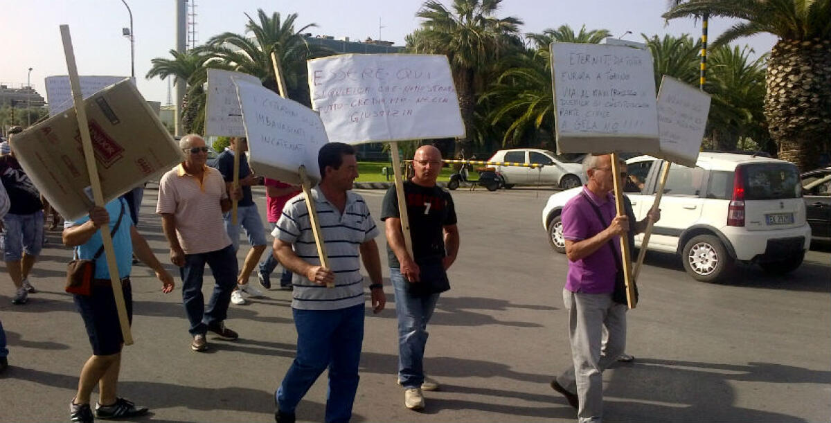Le fibre killer d'amianto, Inps riapre i termini ma non per gli operai della raffineria - Una manifestazione di operai dell'indotto esposti all'amianto