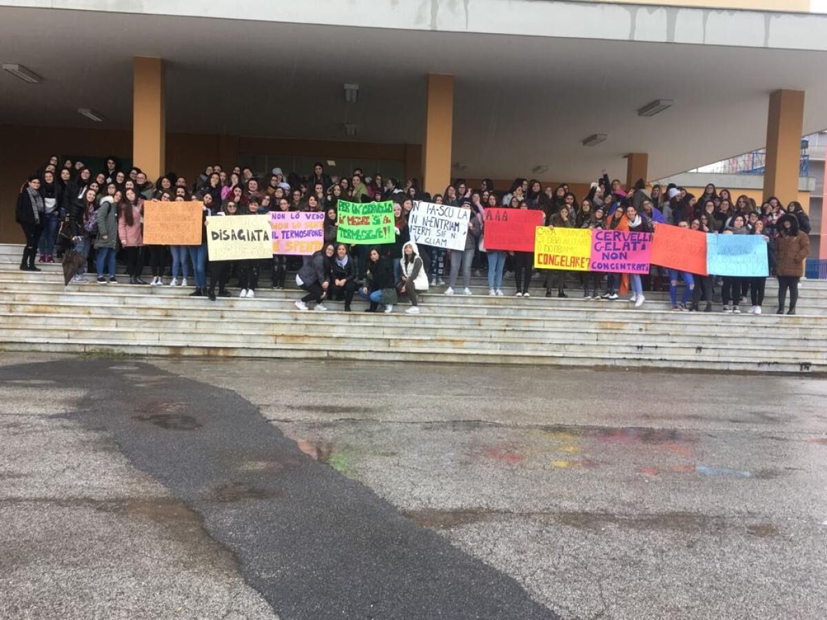 Aule fredde e termosifoni guasti, le liceali protestano contro Pellitteri - 
