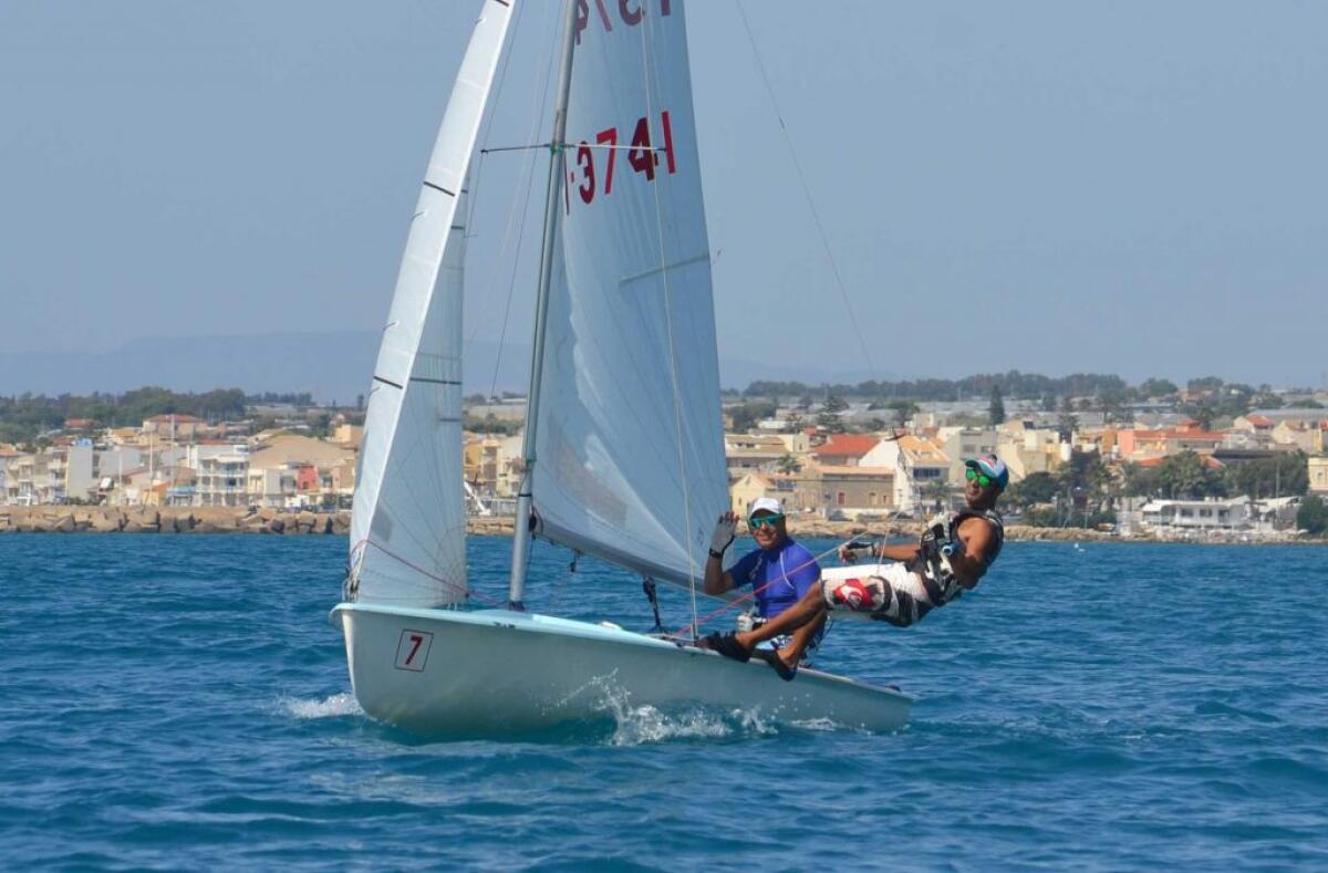 Niente gara velica per il porto insabbiato, velisti gelesi premiati a Palermo - I portacolori del Circolo velico Gela, Salafia Emanuele (timoniere) e Falcone Giuseppe (prodiere).