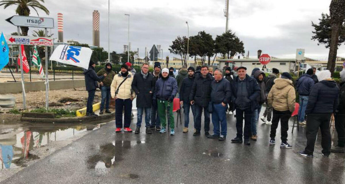 La protesta degli operai Turco ai presidi: "Speriamo solo che non ci abbandonino" - Uno dei presidi organizzato da lavoratori e sindacalisti