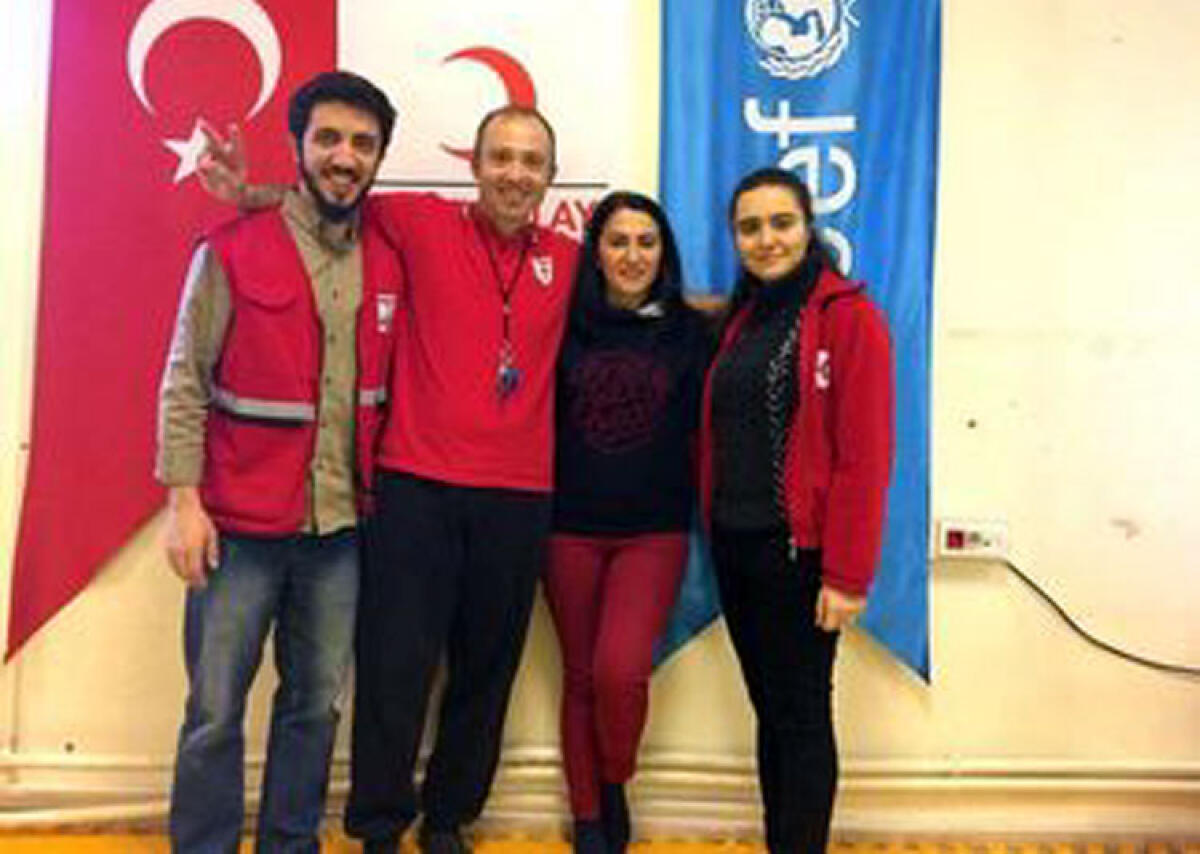 Un volontario gelese tra i profughi siriani fuggiti dalla  guerra - Mimmo Pirrello con i volontari della Croce Rossa ad Ankara