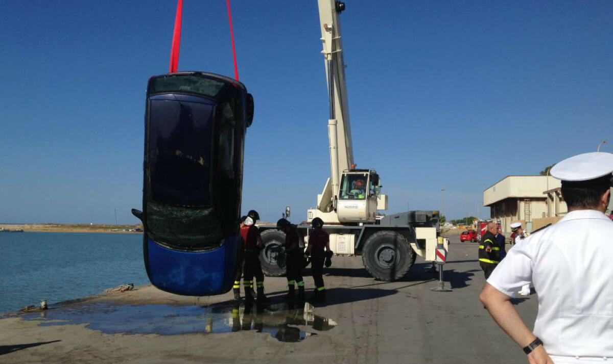 Fu un suicidio, chiesta l'archiviazione: una donna si lanciò in mare con l'auto - L'auto recuperata dai soccorritori 