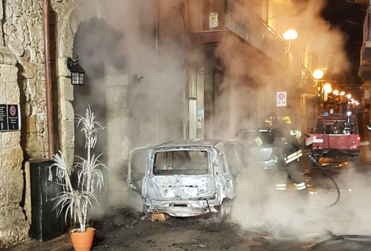 Rogo nel cuore del centro storico, devastata una Fiat Panda - (foto archivio)