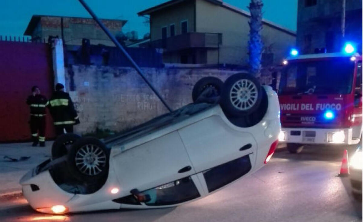 Una Fiat Punto ribaltata a Settefarine, sono stati necessari i soccorsi - La Fiat Punto ribaltata a Settefarine
