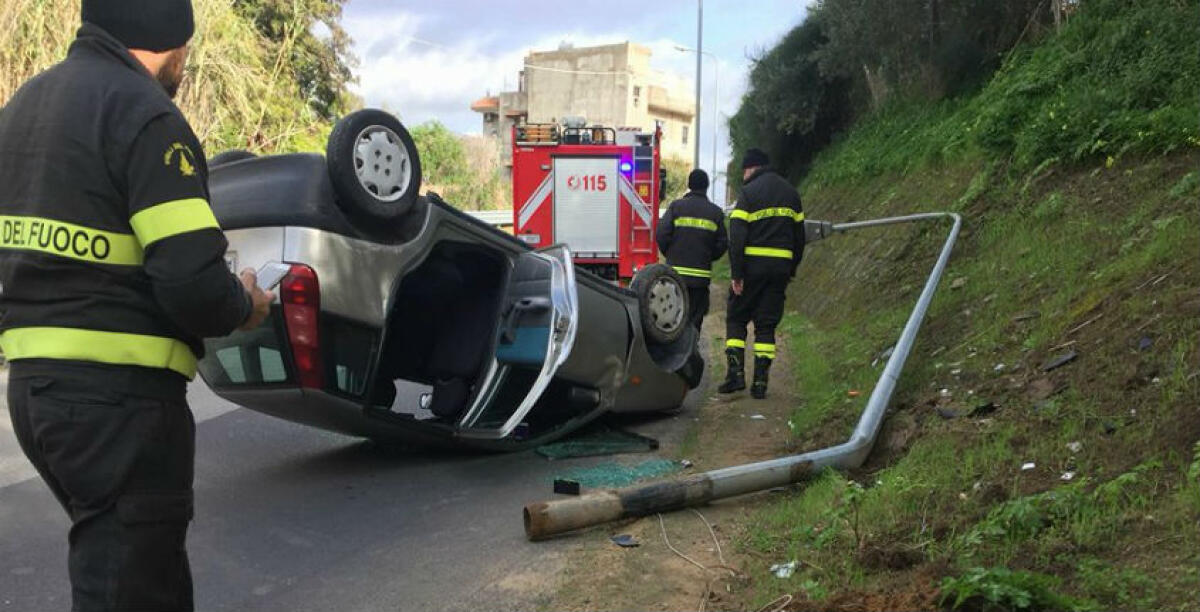 Auto pirata sperona una "Punto" che si ribalta, feriti due giovanissimi - La Fiat Punto ribaltata (foto archivio)