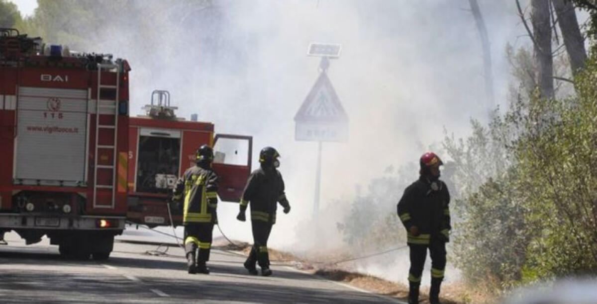 Incendiano una villetta ma rimangono intrappolati dalle fiamme, ustionati due fratelli - 
