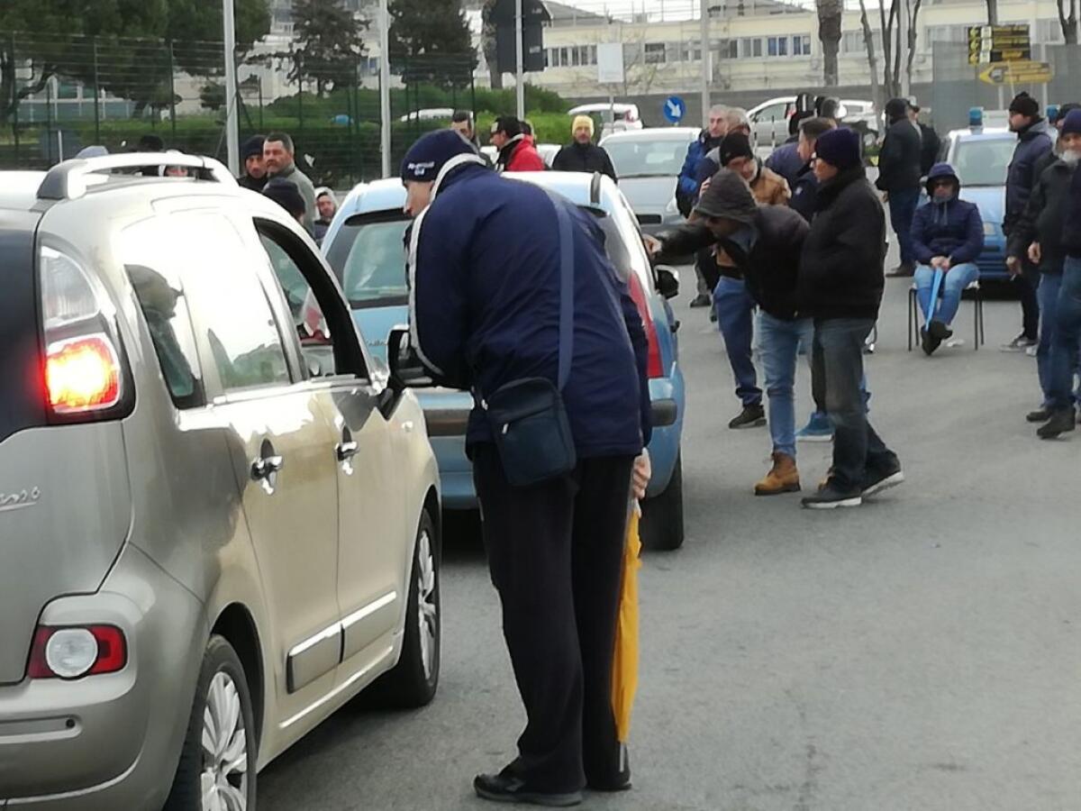 "Blocchi" agli accessi della fabbrica, stretta degli edili della Turco - 