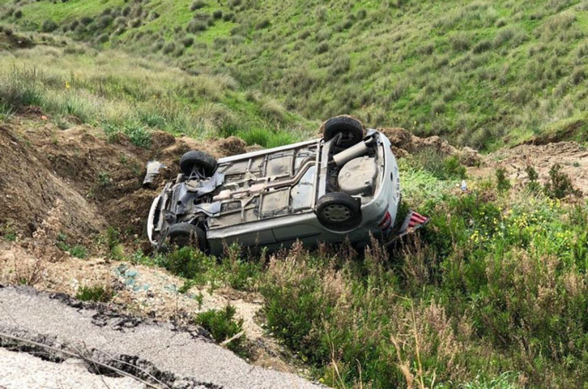 Auto nella scarpata sulla Gela-Butera, la provinciale dimenticata dalla politica - L'auto nella scarpata (foto p. Aldo Contrafatto)