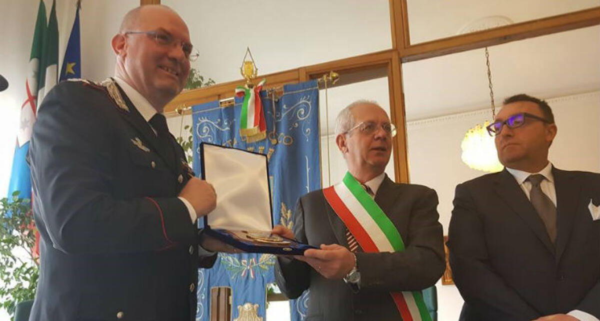 Il colonnello De Rosa è cittadino onorario di Recco: il militare guida il reparto territoriale - La consegna dell'onorificenza