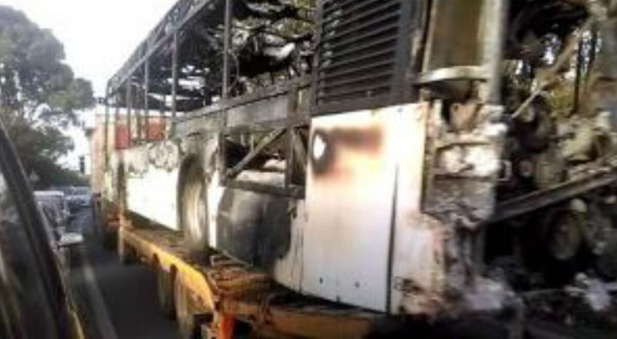 Un bus dell'Ast in fiamme, il mezzo distrutto: il fuoco da un guasto tecnico - 