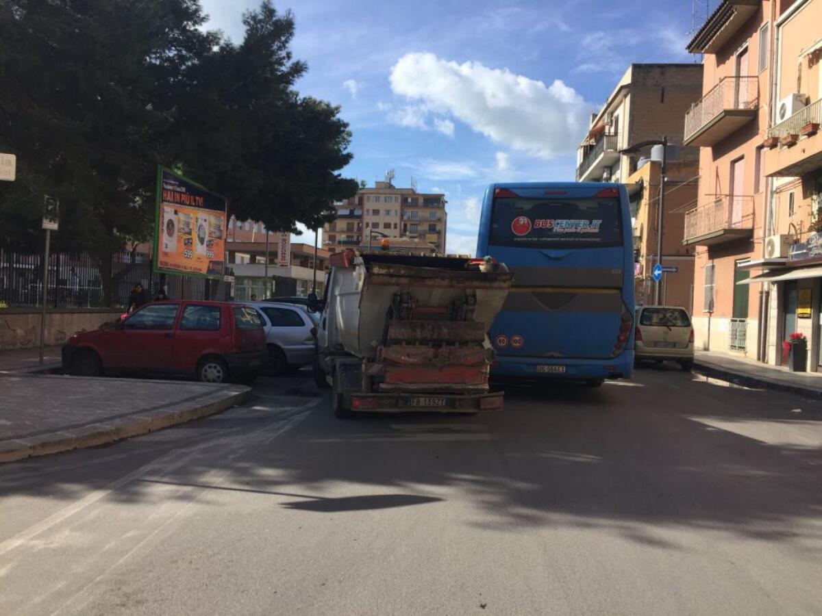 Lotta per gli accessi in ospedale, i sindacati si mobilitano contro la direzione - Ingorgo al discutibile accesso al Pronto soccorso dell'ospedale "Vittorio Emanuele"