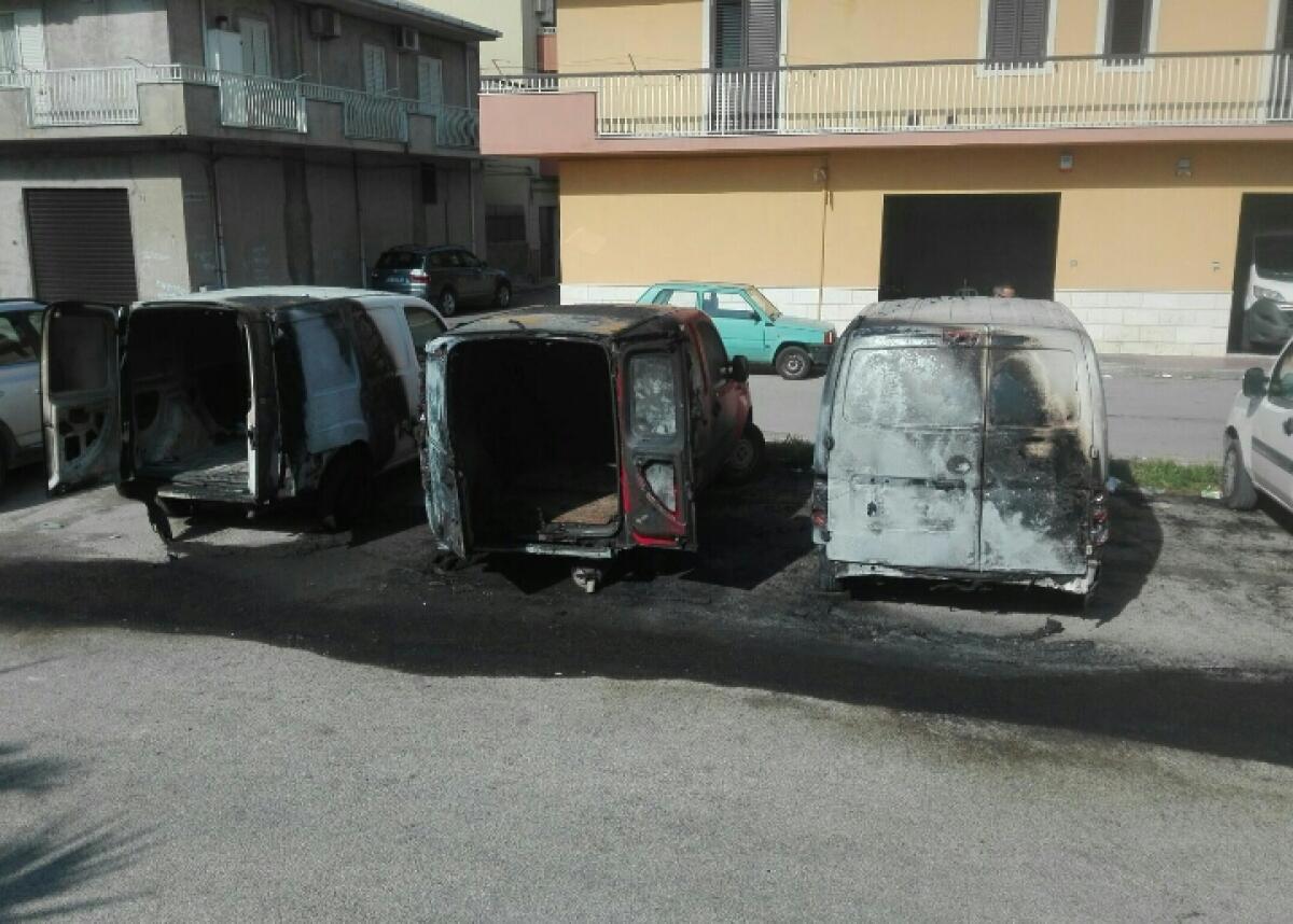 Il rogo a Cantina Sociale, distrutti i furgoni della Courier Pack - 