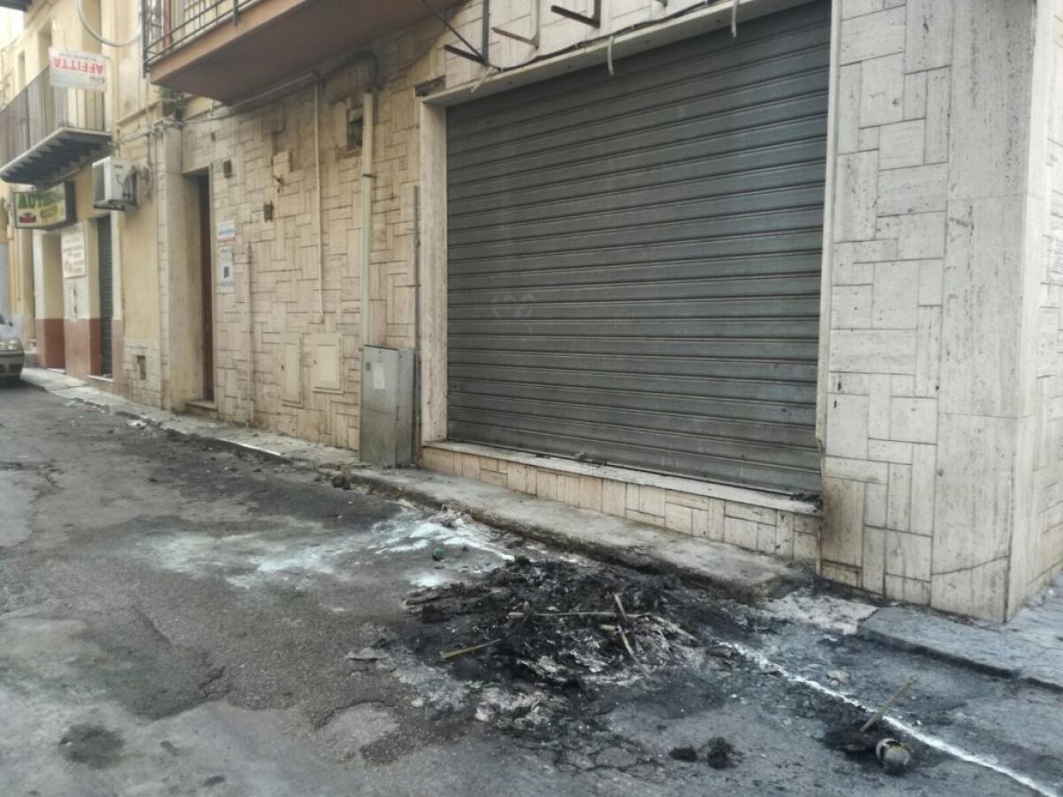 Incendio a  Settefarine, fiamme ad un garage in via Sansovino - foto archivio