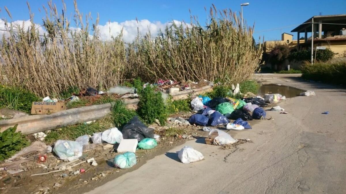 La Tekra sciopera di sabato, i rifiuti rimangono in strada - Cumuli di rifiuti abbandonati in via della Valeriana