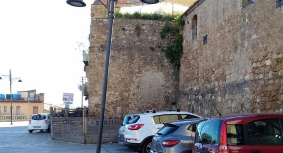 Le mura medievali a rischio crollo, Mulè: "Cosa fanno Soprintendenza e Comune?" - Il cantonale della torre del castrum federicianum