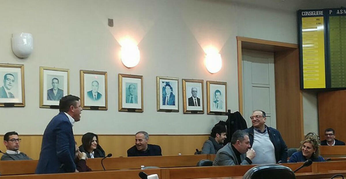 La giunta sprofonda anche sul nuovo statuto Ghelas, Messinese lo ritira: "Atti in procura" - La protesta del consigliere Vincenzo Cirignotta