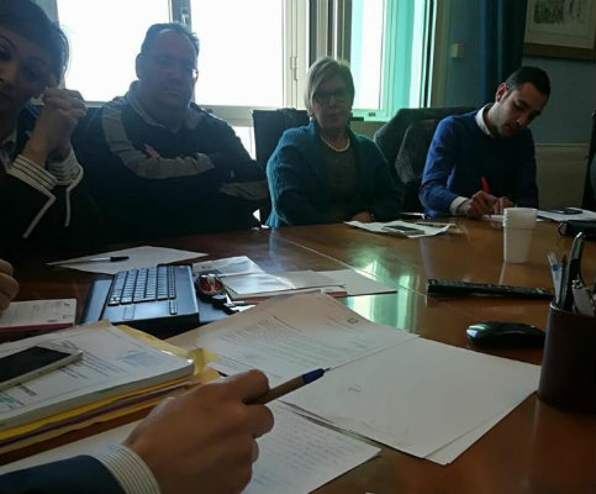 La vertenza Tekra, primo accordo sulle mensilità arretrate: rimane il fardello del maxi debito - Il vertice in municipio