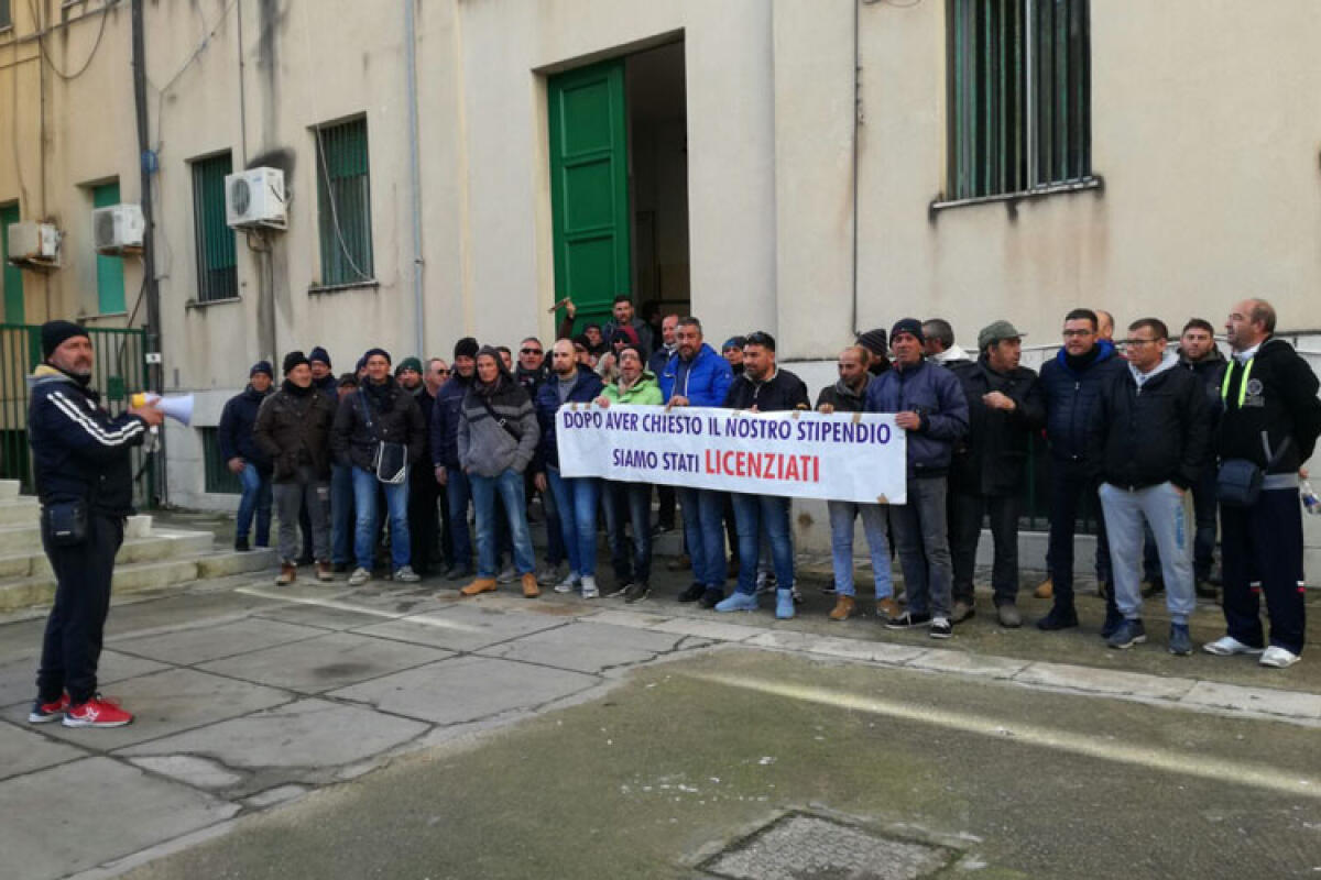 I lavoratori della Turco protestano davanti al Comune: "Politici vergognatevi!" - I lavoratori della Turco in protesta davanti al Comune