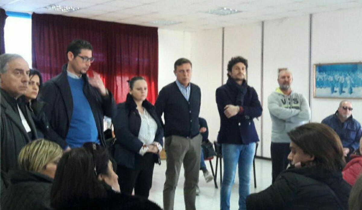La politica rompe il silenzio sulla vicenda Turco, i consiglieri di centrodestra ai presidi - I consiglieri comunali durante l'incontro con operai e loro famiglie