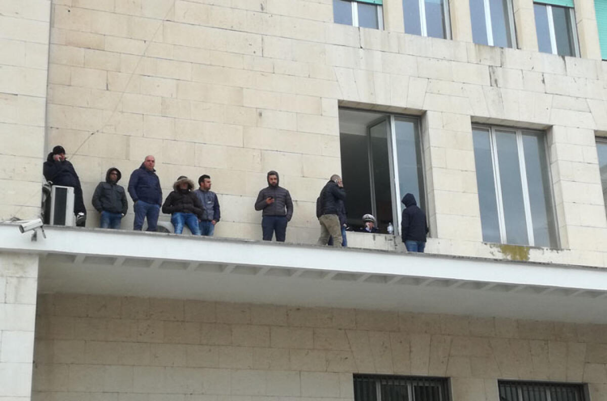 Notte all'addiaccio per gli operai della Tekra, protesta sospesa e tutti da Prefetto - Gli operai della Tekra sul cornicione del Comune