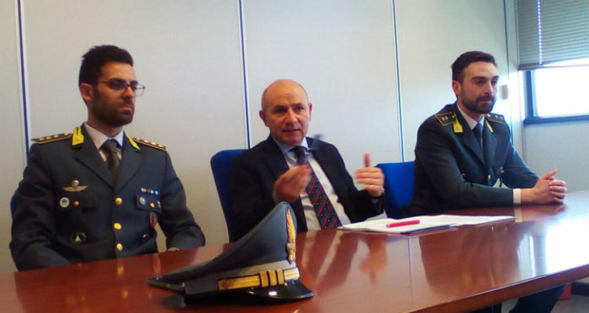 La banda del venerdì pomeriggio, assegni falsi per pagare la merce: "Truffa da 120 mila euro" - Il procuratore Asaro e i finanzieri Devito e Carbonaro