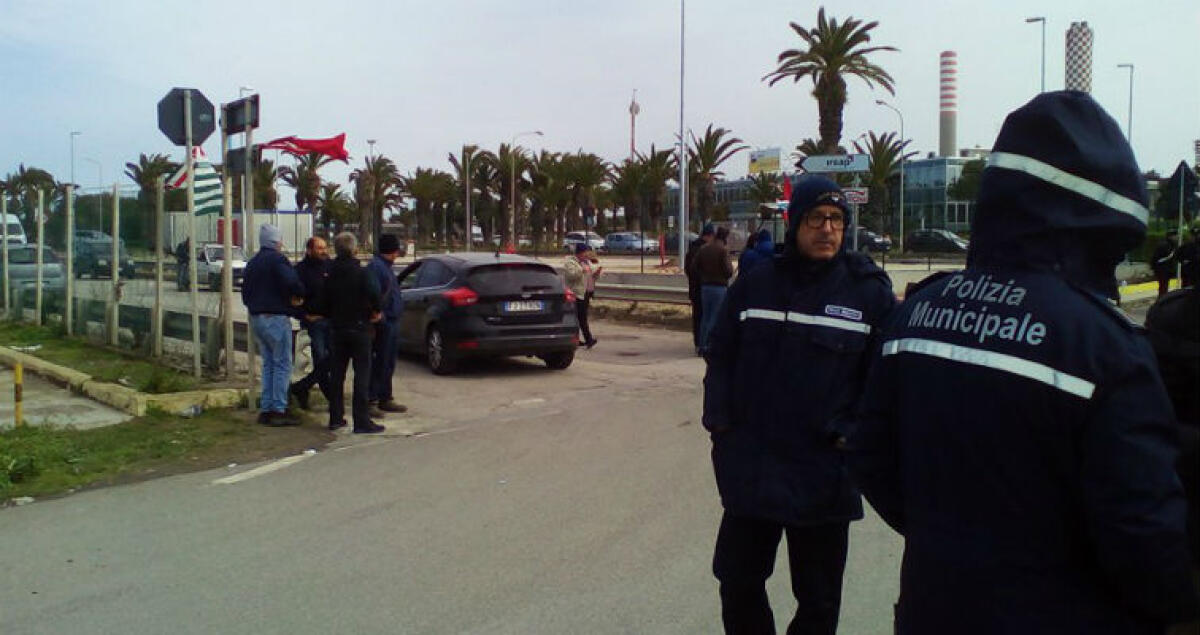 La protesta degli operai Turco, l'Ugl scrive al prefetto: "L'azienda ritiri i licenziamenti" - Proseguono i presidi