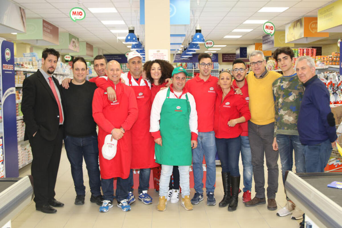 MioMercato sbarca a Gela, dieci assunti puntando su qualità/prezzo - I dipendenti del Mio Supermercato con il Blunda Group