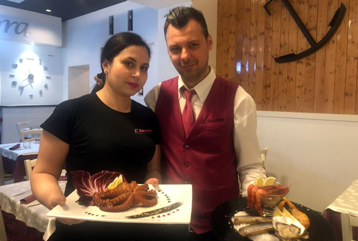 Dimenticatevi di cucinare, Pasqua e Pasquetta al ristorante "L'Ancora" - Carmelo Gagliano e la moglie Miriam con due deliziose pietanze