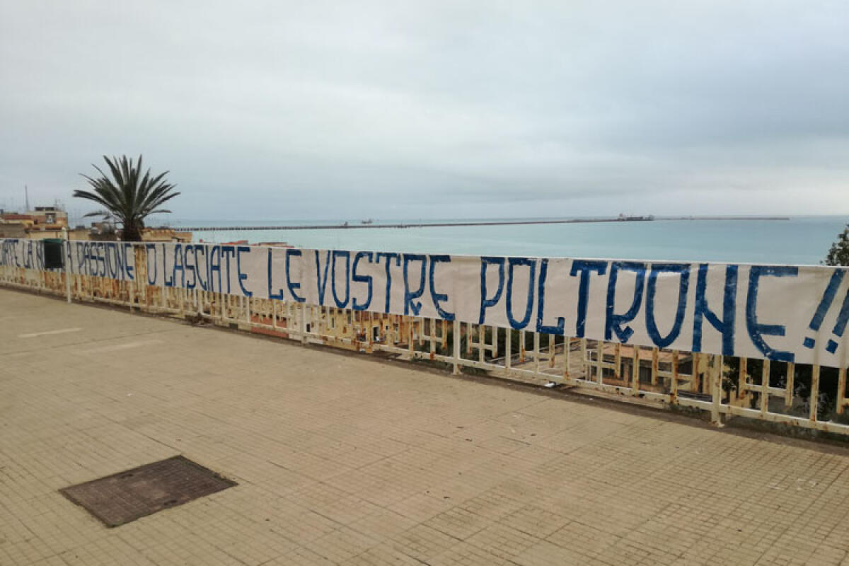 Corsa contro il tempo per il Presti ed i tifosi tornano in piazza - Lo striscione esposto ieri pomeriggio in viale Mediterraneo
