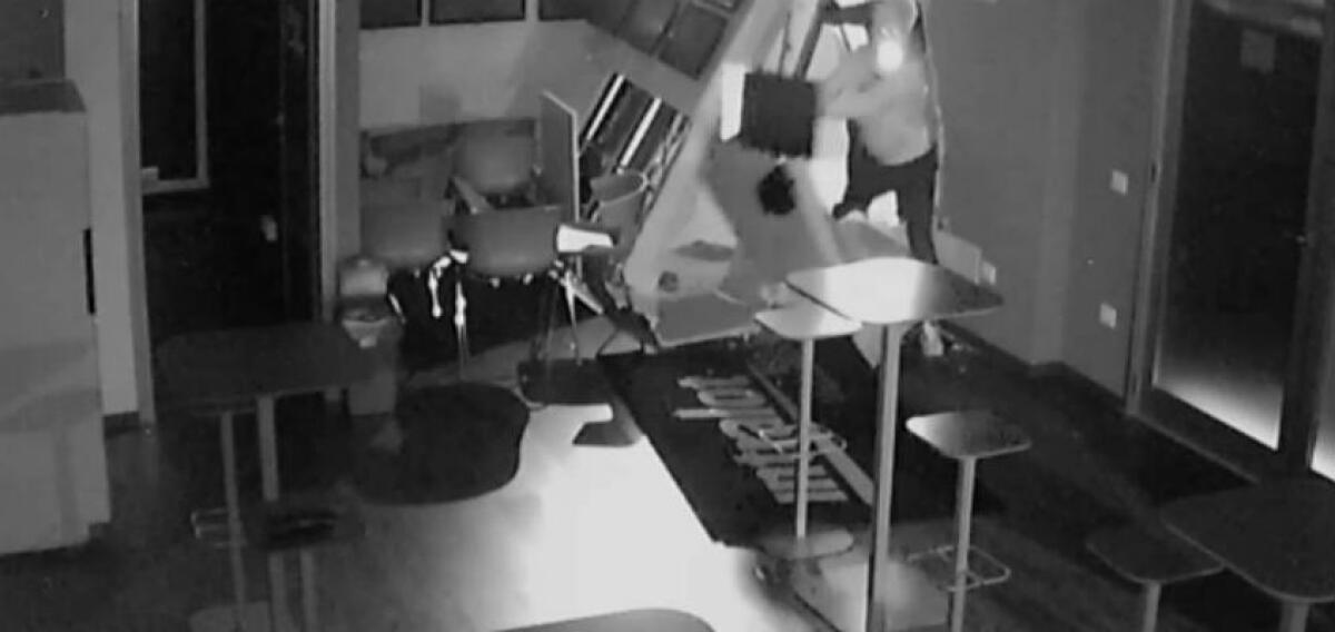Un televisore a schermo piatto forse rubato e hashish in casa, fermato un ventiseienne - Immagini di repertorio