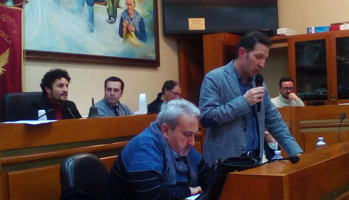 Messinese e Siciliano davanti al consiglio che non li ha sfiduciati...e i privati mirano all'illuminazione - 