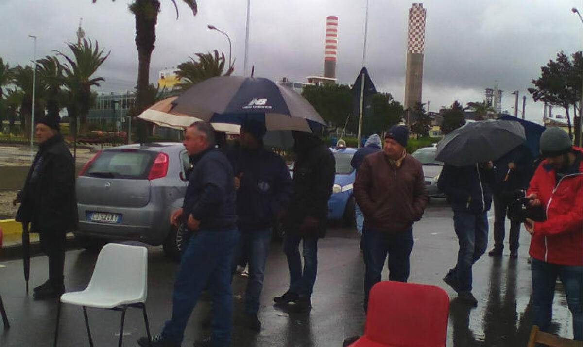 Stretta dei 36 della Turco, paralisi della raffineria tra diretto e indotto - Uno dei presidi nei pressi di raffineria