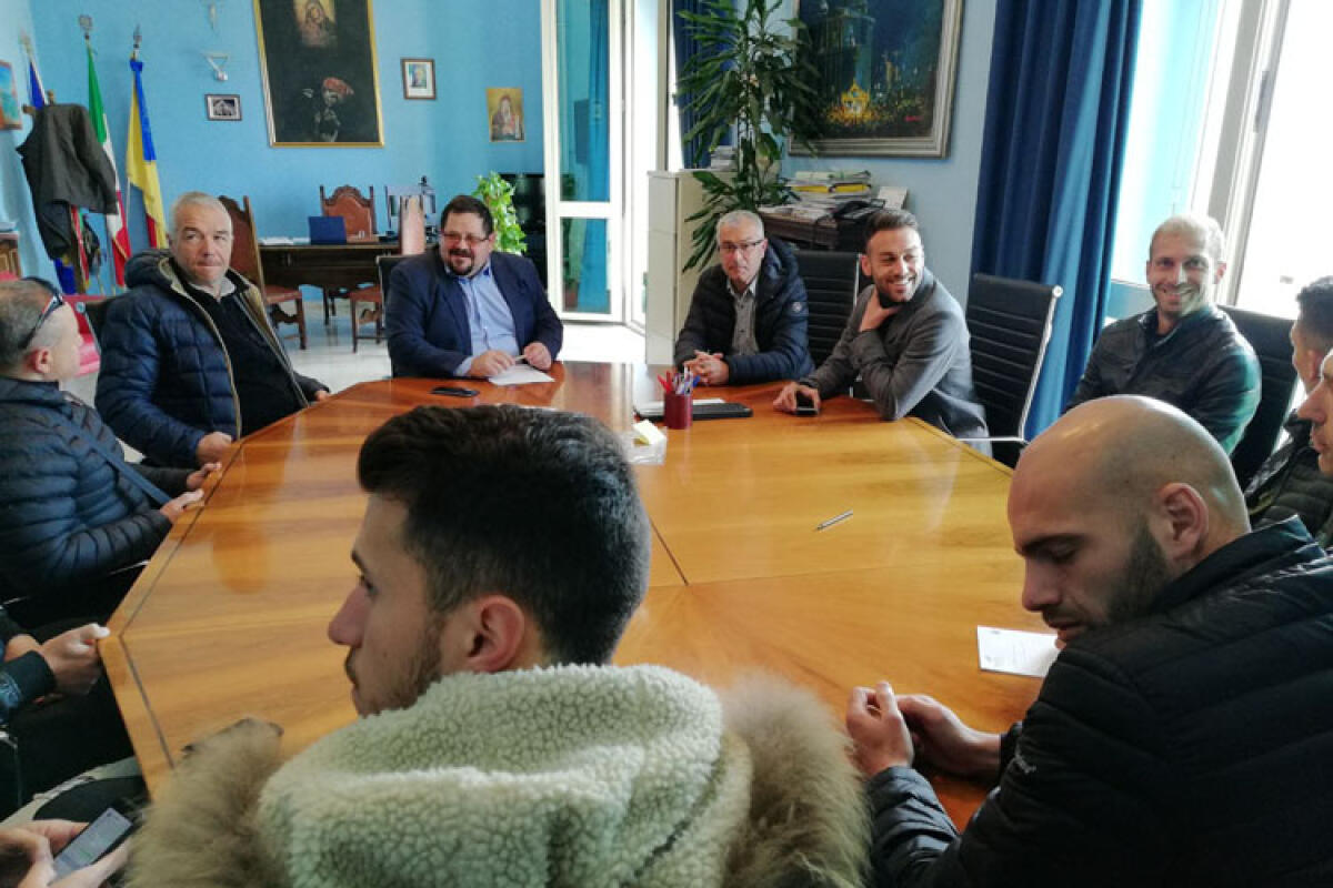 I giocatori del Gela incontrano il sindaco. "Fateci giocare al Presti" - La riunione di stamattina tra calciatori e sindaco