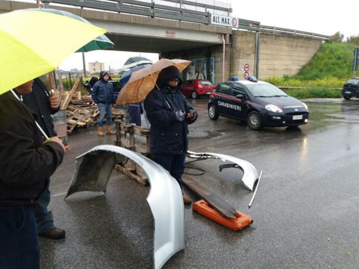 "Andate via, qui non passa nessuno!", la disperazione dei licenziati (VIDEO) - 