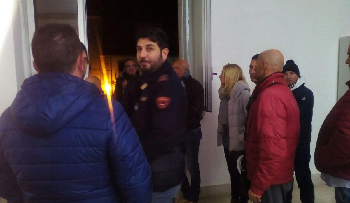 Gli operai Tekra sul cornicione del municipio, nuova protesta - 