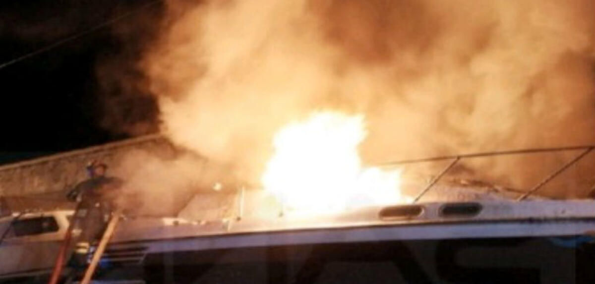 Fiamme al porto rifugio, nella notte un rogo ha distrutto una barca - 