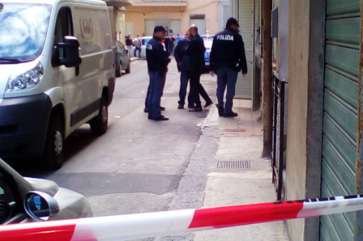 L'omicidio dell'anziana madre, Di Dio ha problemi di salute: slitta l'esame del perito - Gli investigatori davanti all'abitazione della famiglia Di Dio