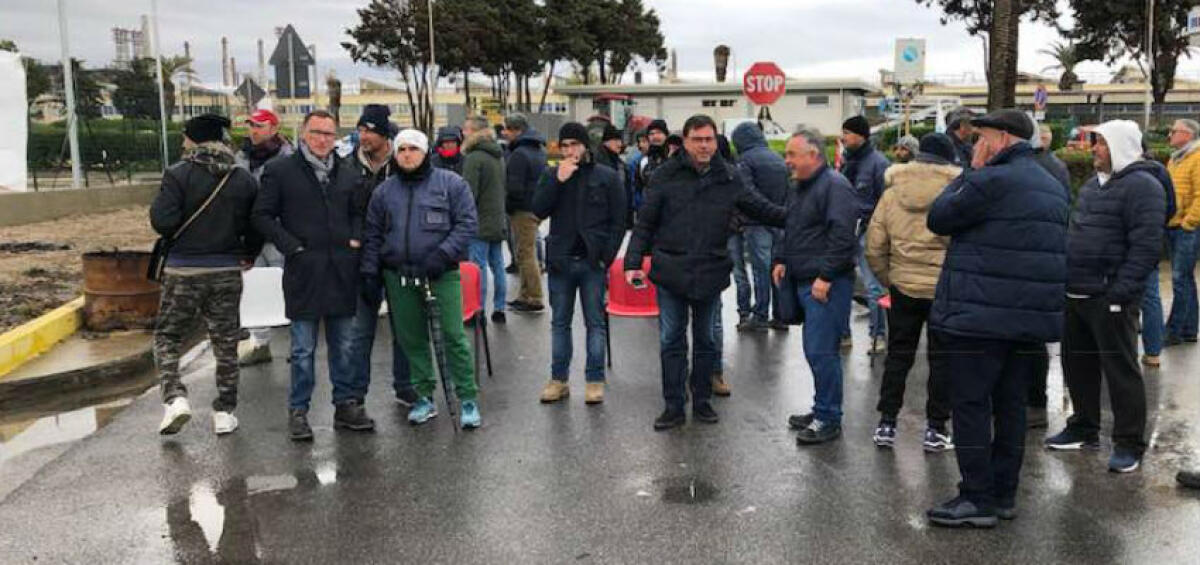 Il prefetto media e cerca una soluzione, si va verso una intesa sulla Turco - Uno dei presidi allestiti durante la lunga protesta degli ex Turco