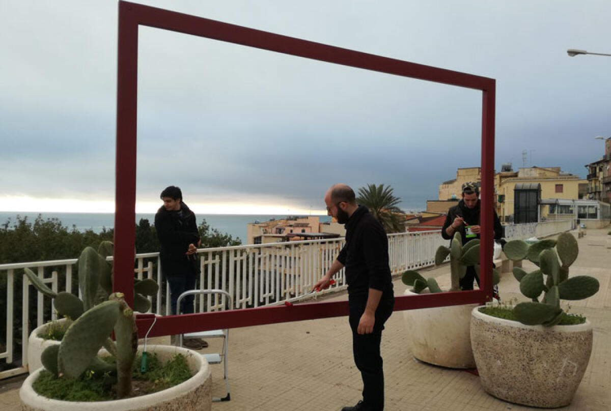 "Saluti da Gela", i ragazzi dello Smaf ricollocano la cornice - I ragazzi dell'associazione Smaf al lavoro per ricollocare "la cornice"