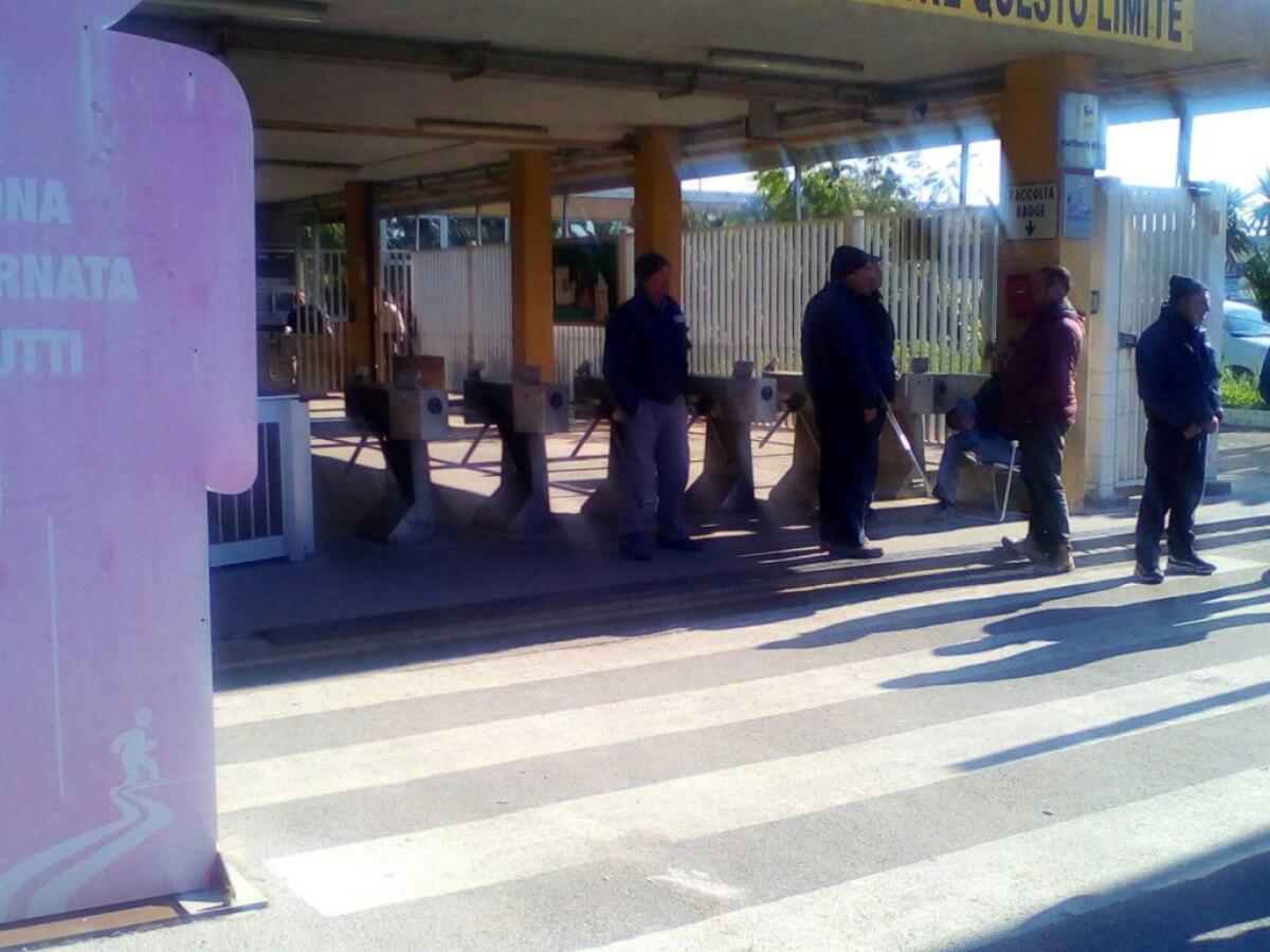 Indotto fermo, nuova protesta degli operai Turco: questa mattina sit-in davanti ai tornelli - 